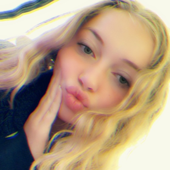 Meet your Posher, Emily! <3 - Picture 1 of 1